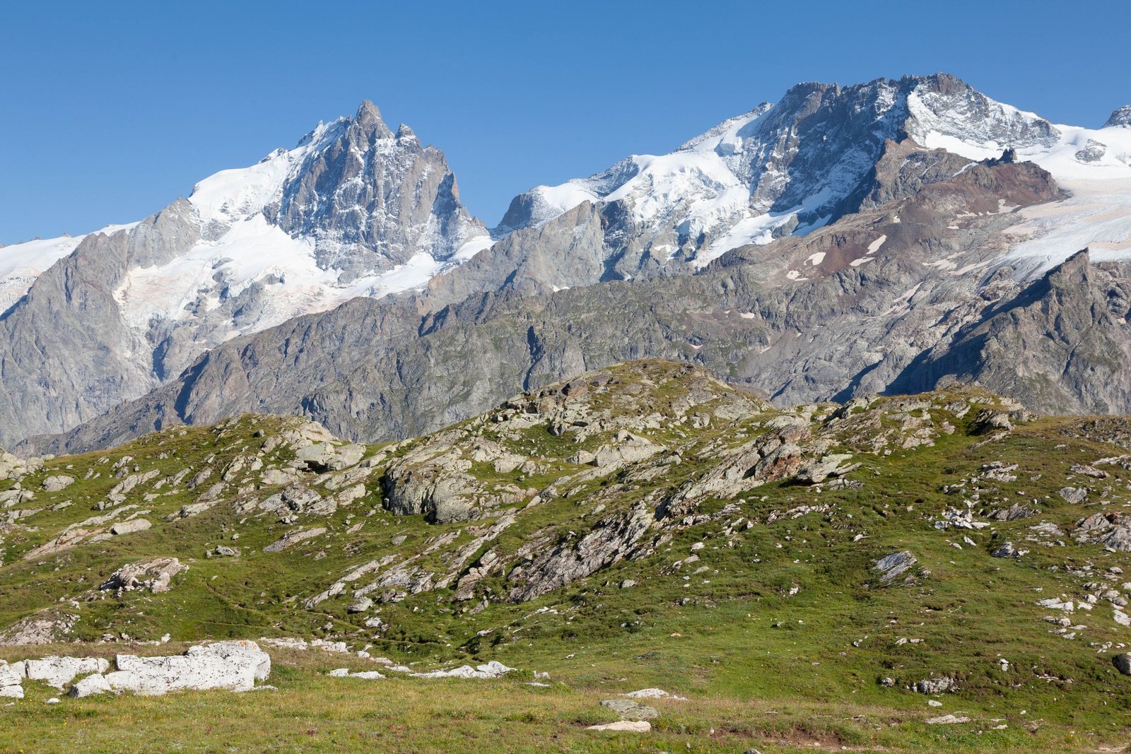 Stunning snowcapped mountains in La Grave, France, showcasing rugged natural beauty and alpine scenery.